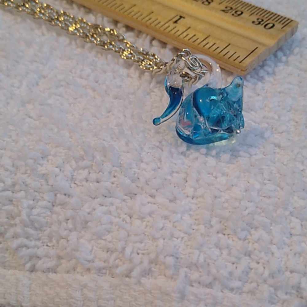 Silver tone necklace with swan pendent - Picture 5 of 8